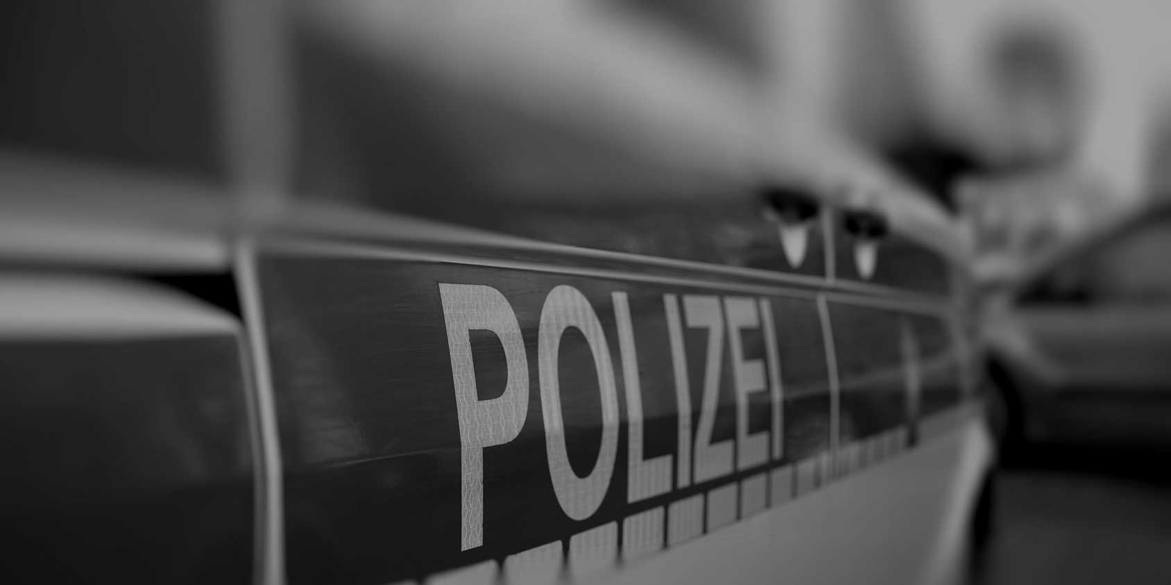 Seitenansicht Polizeiauto, bildlich für Durchsuchungen durch die Polizei